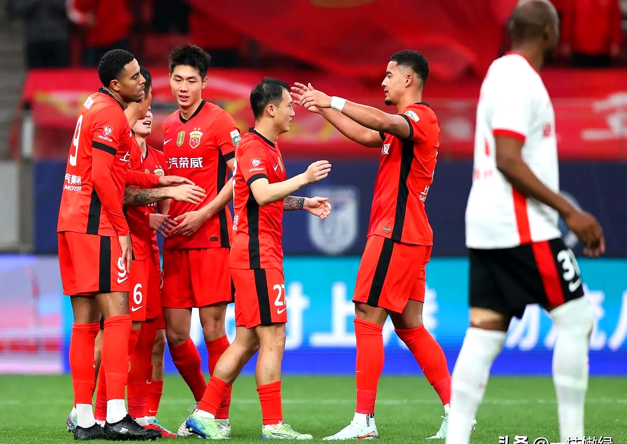 AYX体育赛事-泰达队员连续进球，为球队带来胜利的简单介绍