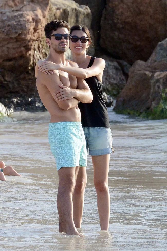 爱游戏tv-包含情侣携手共赴英超比赛，亲吻镜头前甜蜜秀恩爱的词条