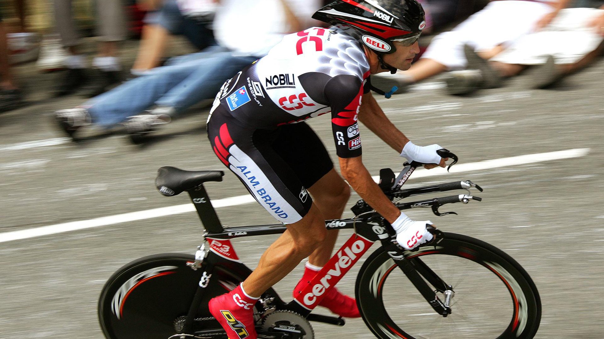 从格列兹曼的防守艺术到伊朗的战术革命，足球世界的颠覆性胜利